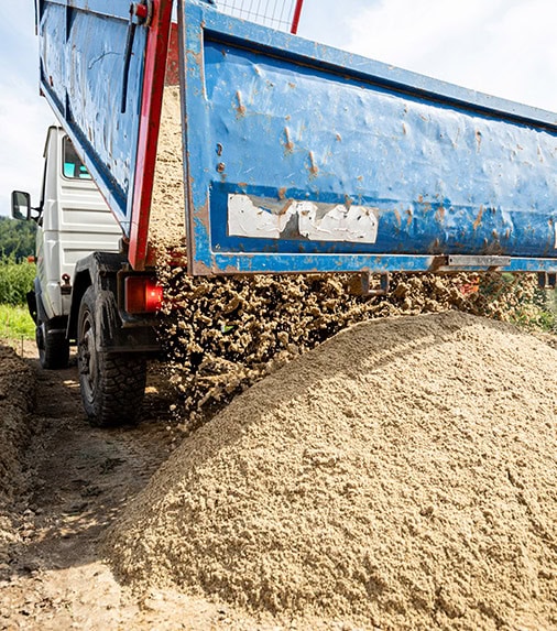 excavation transport vrac camion décharge sable