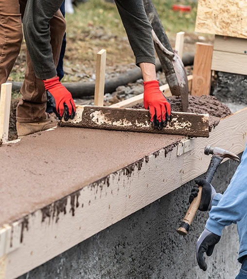 fondation coffrage travailleur coule beton fondation